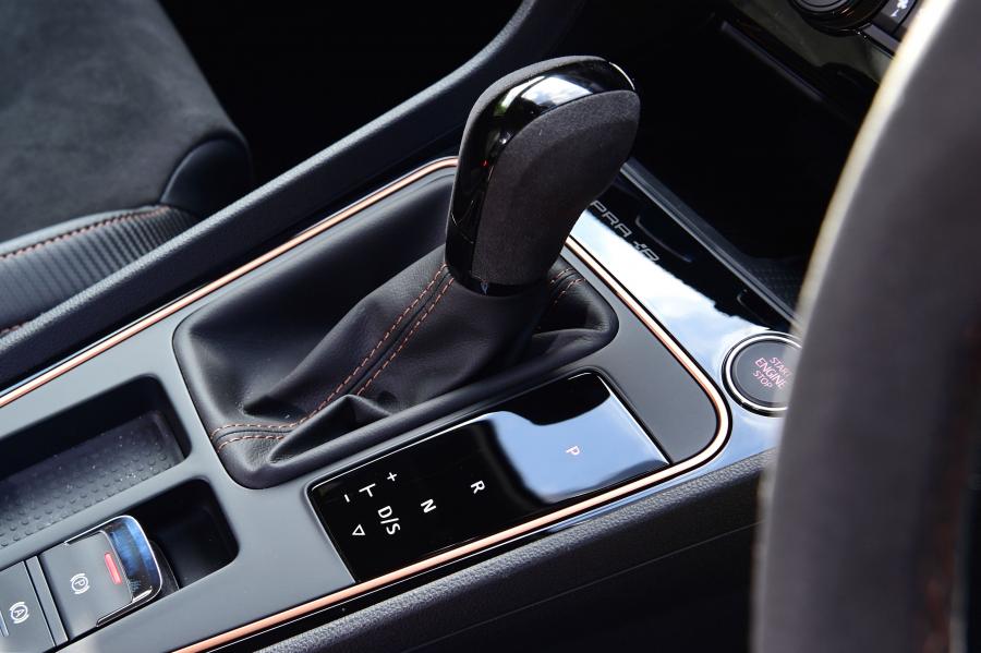 Детали интерьера Seat Leon Cupra R ST by ABT 2019 года  (UK) (фото 5 из 17)